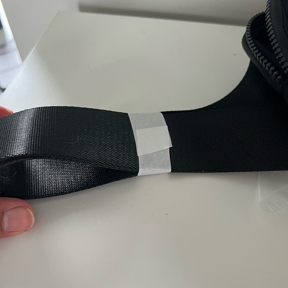 Lululemon everywhere belt bag (BLACK with silver hardware) - Picture 3 of 7